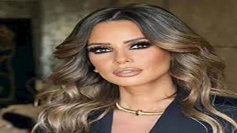 فستان لامع.. إيمان العاصي تخطف الأنظار بإطلالتها في حفل Joy Awards