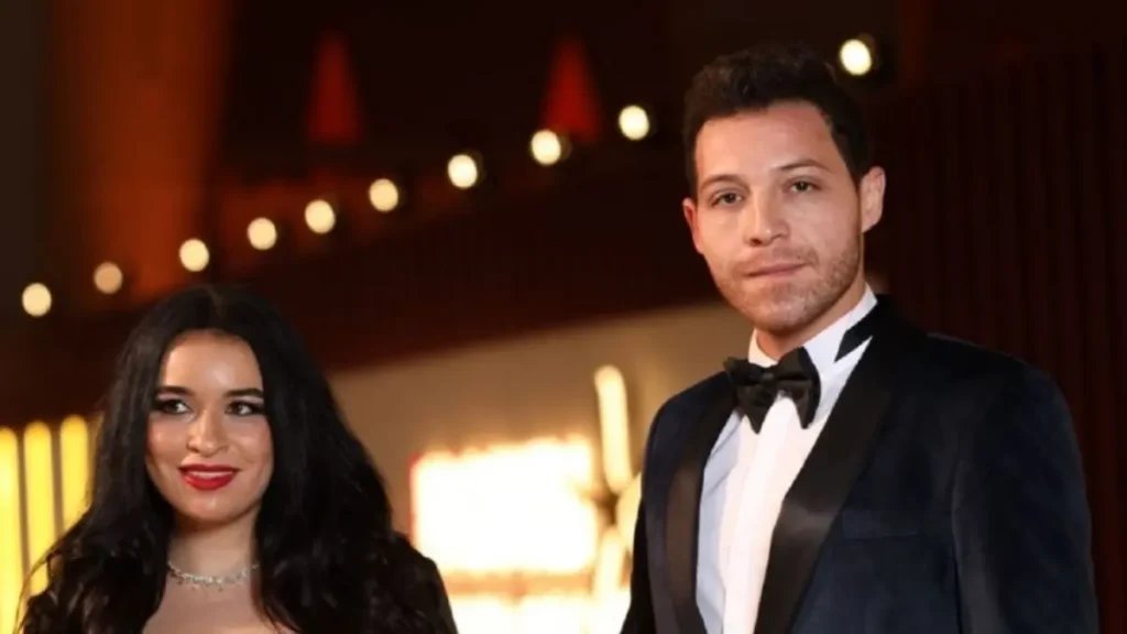 زوجة فنان مصري متهم بالتحرش تكشف سراً.. “طلب أموالا مقابل الطلاق”