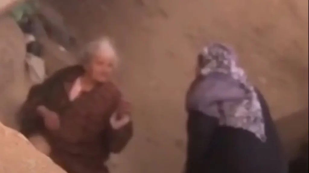 موجة غضب ضد فتاة اعتدت بوحشية على والدتها المسنة