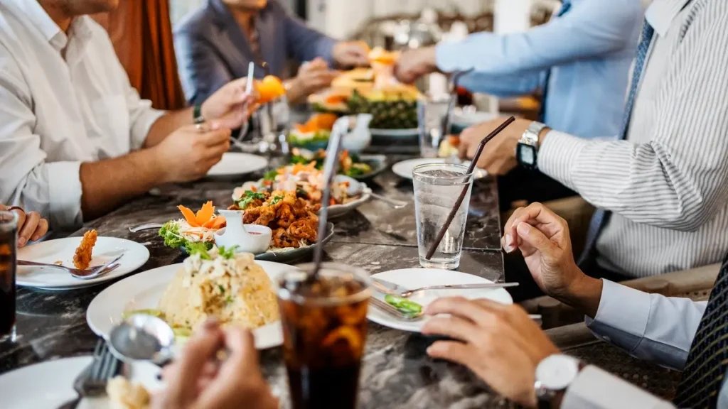 هل هناك توقيت مثالي لوجبة الغذاء؟.. الإجابة قد تفاجئك