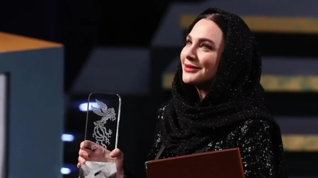 سلاف فواخرجي تكشف سبب ارتدائها الحجاب في إيران.. وتروي موقفاً