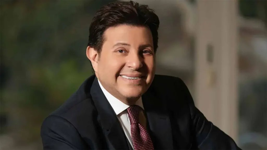 بعد أيام حرجة.. وزير الصحة المصري يزور هاني شاكر في المستشفى