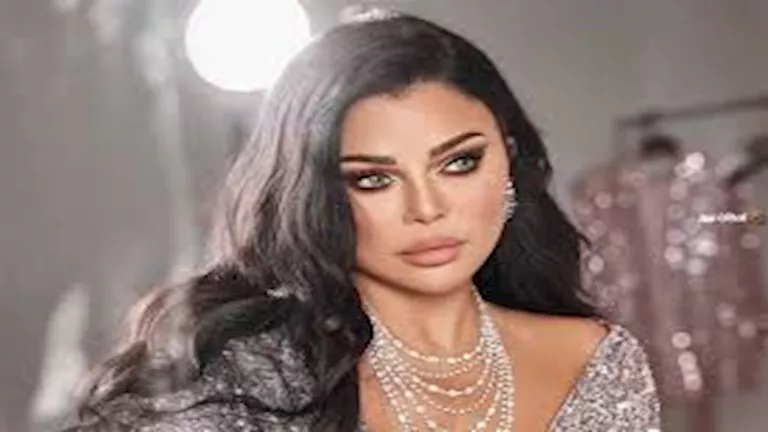 فستان جريء ومكياج ناعم.. هيفاء وهبي تخطف الأنظار بإطلالتها