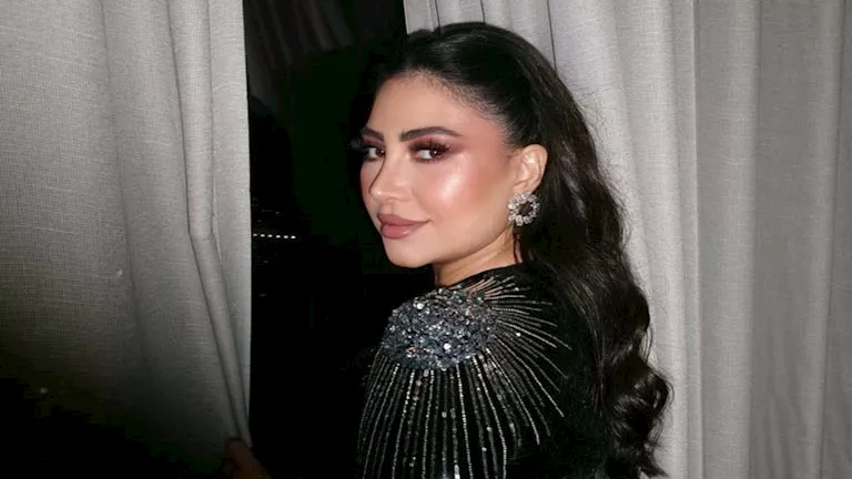 بوسي تتألق بفستان أنيق.. كيف نسقته؟