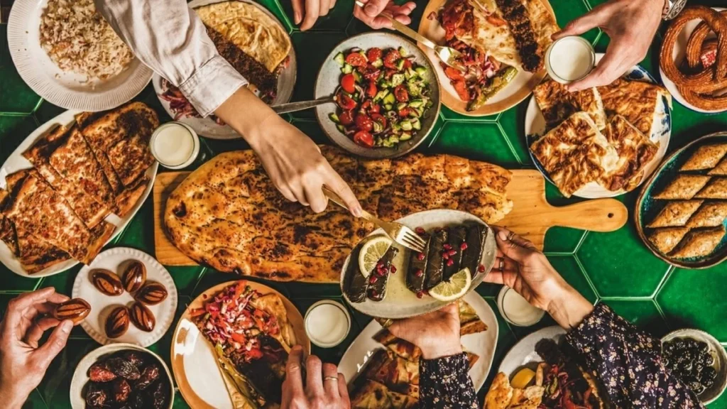 تشمل أنواع الأكل ..آداب العزومات ضوابط تحكم الضيف والمضيف